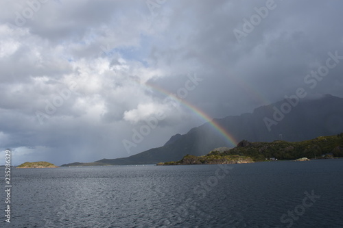 Norwegen, Lofoten, Hafen, Sommer, Herbst, Fährhafen, Fähranleger, Melbu, Fiskebøl, Fjord, Hadselfjorden, Austvågøya, Insel, Regen, Sonne, Bucht, Fischerboot photo