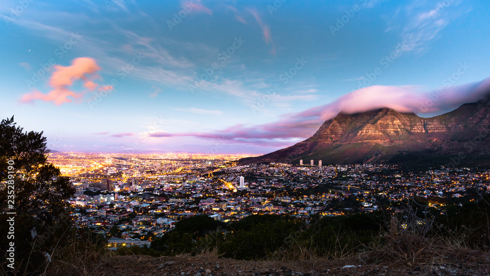 Schöner Sonnenuntergang über Kapstadt mit spektakulärem Himmel und Wolken über dem Tafelberg, Südafrika