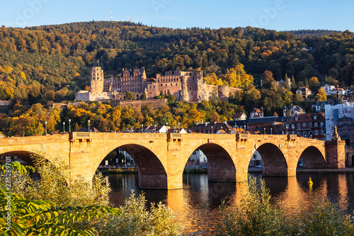 Heidelberger Schloss und die alte Brücke bei Abenddämmerung