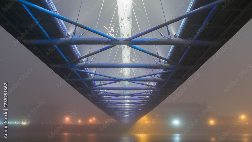 Oświetlony most w nocy we mble - obrazy, fototapety, plakaty 