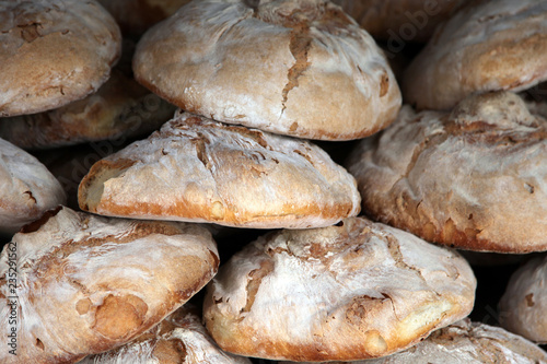 Spanisches Brot auf einem Markt in Südspanien