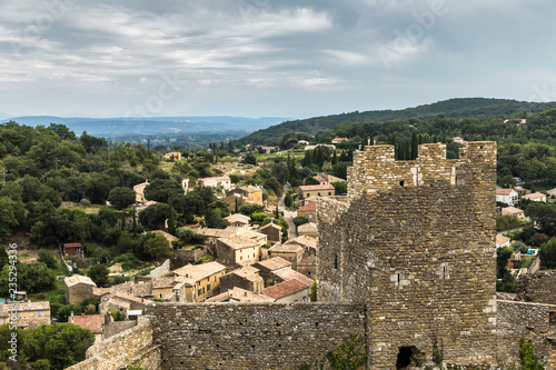 Vue de la vallée du Rhône depuis le château de Saint Montan © serge