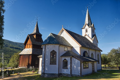 neue Kirche und alte Stabskirche in Torp in Norwegen