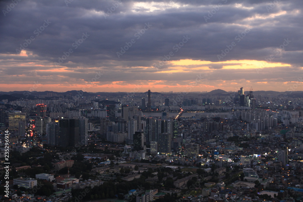 Fototapeta premium Sunset View of Seul's Skyline w Korei Południowej