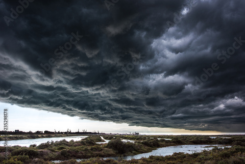 Foto Dramatic Clouds and fields in Cadiz, South of Spain