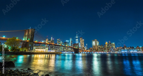 ニューヨーク　ブルックリン・ブリッジとマンハッタン　ワイド © oben901