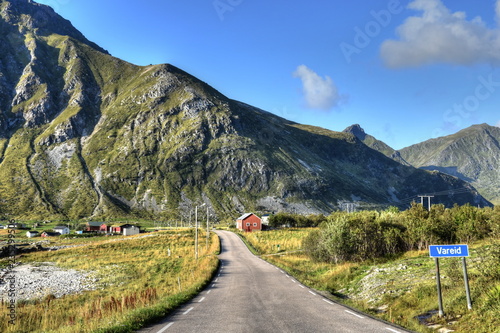 Norwegen, Lofoten, Flakstad, Vareid, E10, E 10, Fjord, Straße, Kilanleira, Flakstadpollen, Dorf, Strand, Sandstrand, Vareidsundet, Hustinden, Flakstadtinden, Wiese, Stein photo