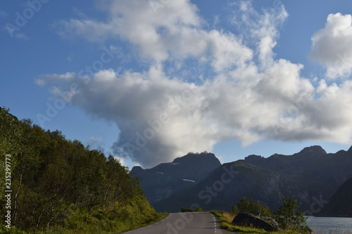 Norwegen, Lofoten, Flakstad, Vareid, E10, E 10, Fjord, Straße, Kilanleira, Flakstadpollen, Dorf, Strand, Sandstrand, Vareidsundet, Hustinden, Flakstadtinden, Wiese, Stein photo