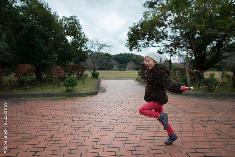 Fototapeta premium 公園で遊ぶ女の子