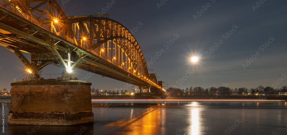 Obraz premium Der Rhein in Köln bei Nacht
