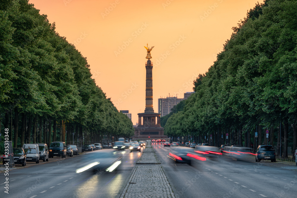 Obraz premium Kolumna zwycięstwa i ulica 17 czerwca, Berlin, Niemcy