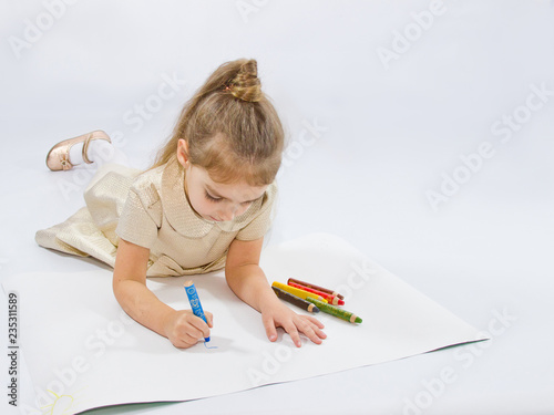 маленькая девочка рисует