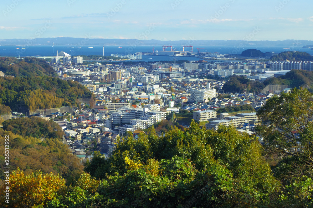 横浜市金沢区の街並み、遠景に八卦島や東京湾を望む
