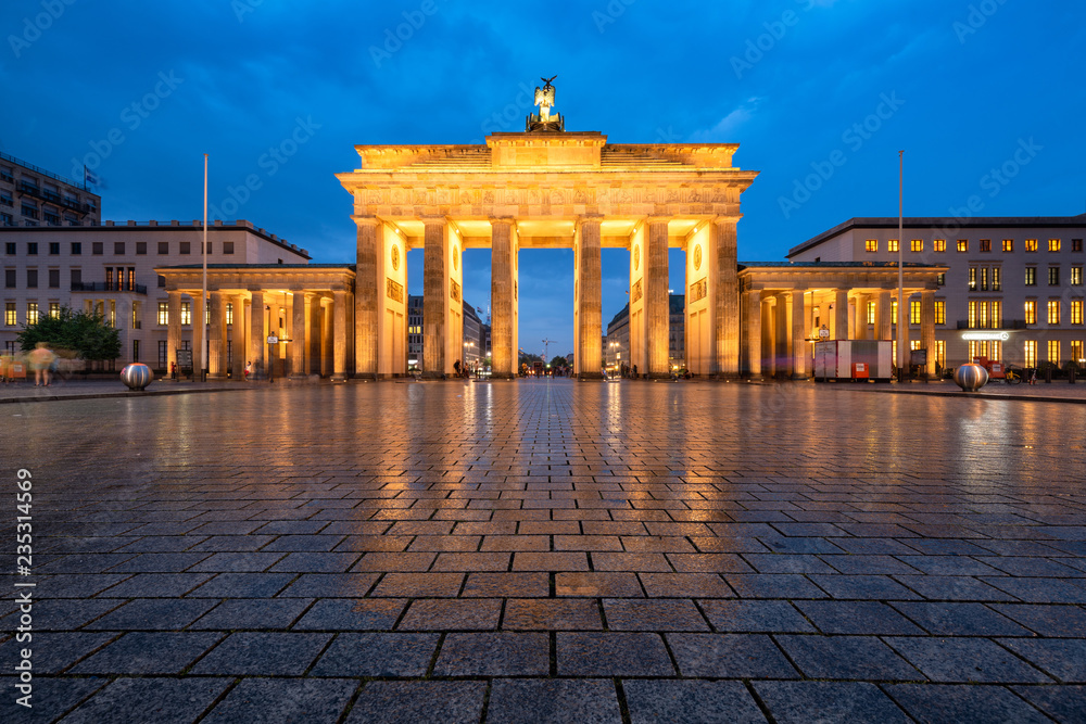 Naklejka premium Brama Brandenburska w zimie w nocy, Berlin, Niemcy