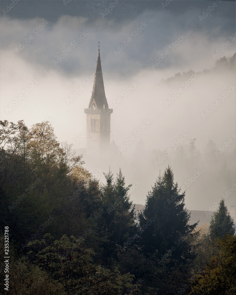 Obraz premium Campanile nella nebbia