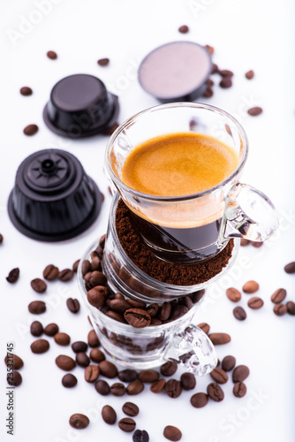 Quadro su tela glass cups, in vertical sequence, with coffee beans, ground, and creamy espresso