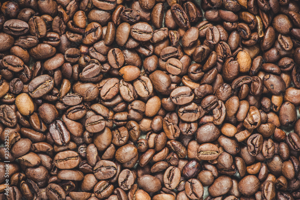 Naklejka premium coffee grain (good and bad grain) - Arabica and Robusta blend (roasted coffee grain). Black background. Top view . Copy space.