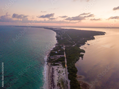 Fotografia aerea con dron en isla blanca cancun playa