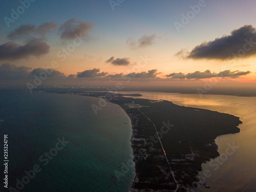 Fotografia aerea con dron en isla blanca cancun playa