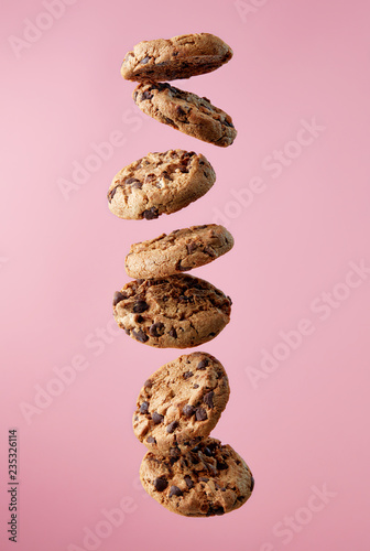 Canvas Print Chocolate chip cookies falling in stack