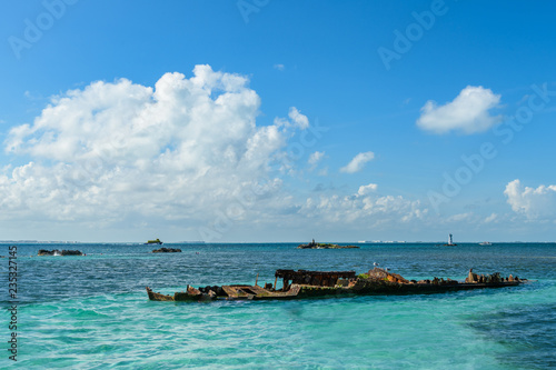 barco hundido en cayado en isla mujeres