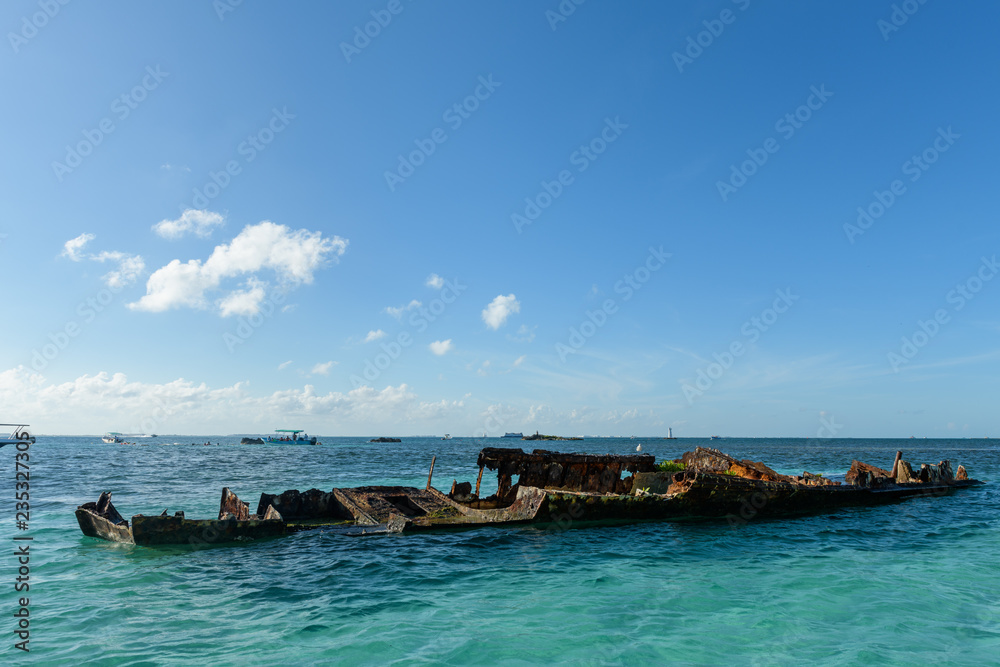 barco hundido en cayado en isla mujeres