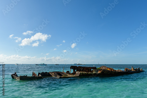 barco hundido en cayado en isla mujeres © Eliud