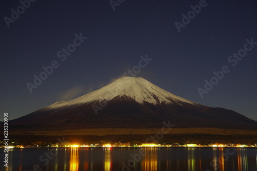 山中湖から望む夜の富士山