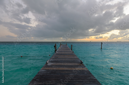 atardecer en muelle y playa de isla mujeres