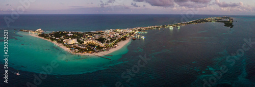 fotografia aerea con dron de isla mujeres al atardecer