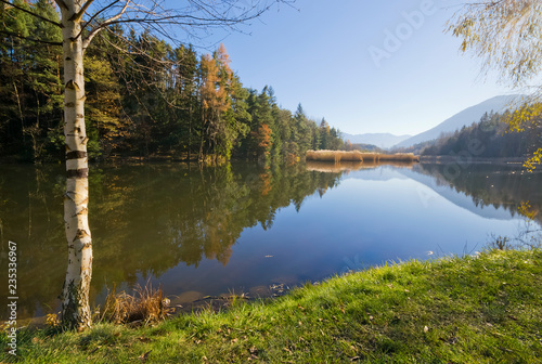 Lago di montagna in autunno © Riccardo