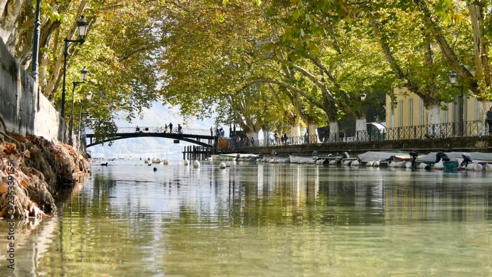 The Bridge of Loves (in French 