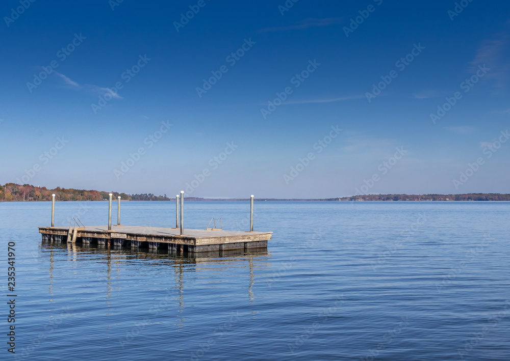Obraz premium A desolate swimming platform in winter.