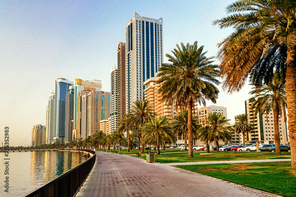 Fototapeta premium Poranny pejzaż ze słońcem w Sharjah. ZEA.