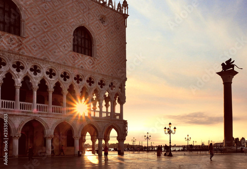 Obraz na plátně Piazza San Marco at sunrise, Vinice, Italy