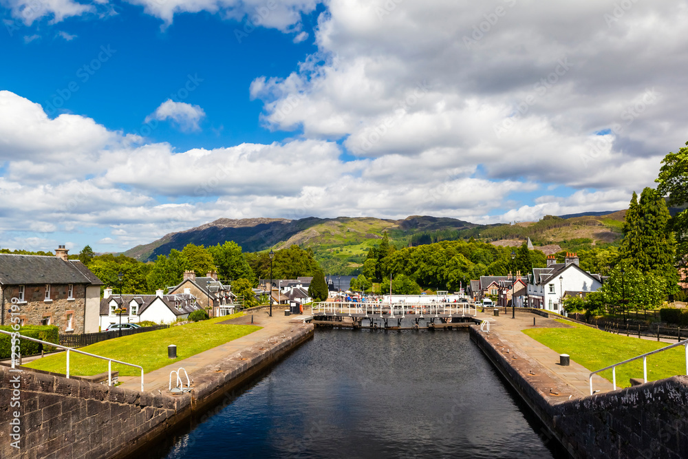 Fototapeta premium Schottland, Loch Ness, Schleusenanlage in Fort Augustus
