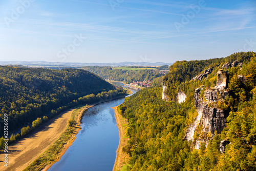 Sächsische Schweiz, Basteiaussicht mit Wartturm und Elbe