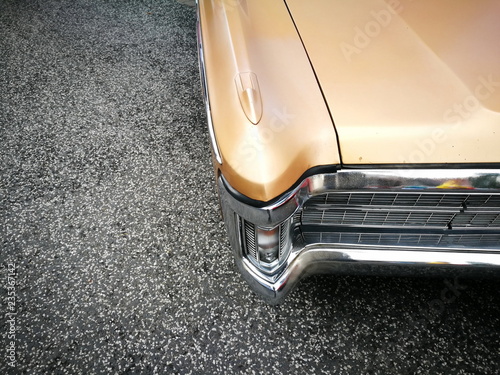 Amerikanischer Luxus im Stil der Siebzigerjahre mit Klappscheinwerfer im Kühlergrill in Gold Metallic beim Oldtimertreffen Golden Oldies in Wettenberg Krofdorf-Gleiberg bei Gießen in Hessen