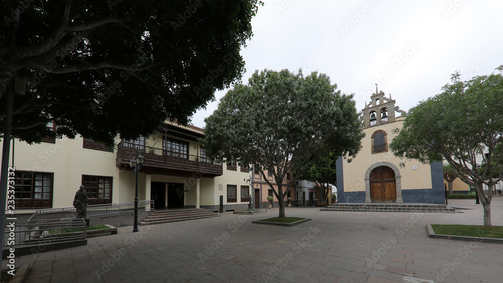 Iglesia Parroquial San Antonio Abad y Ayuntamiento de Arona, Tenerife, España