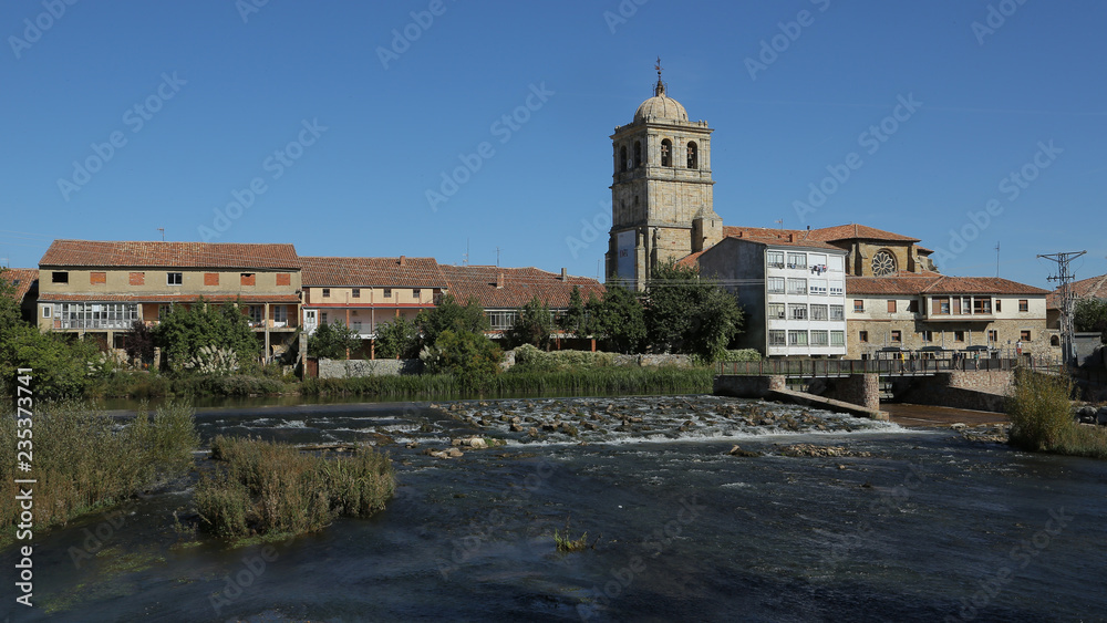 Colegiata de San Miguel Arcángel y Río Pisuerga, Aguilar de Campoo, Palencia, España