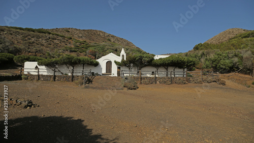 Esta es la Ermita de Nuestra Señora de Los Reyes en la isla de El Hierro, Tenerife, Islas Canarias, España © IVÁN VIEITO GARCÍA