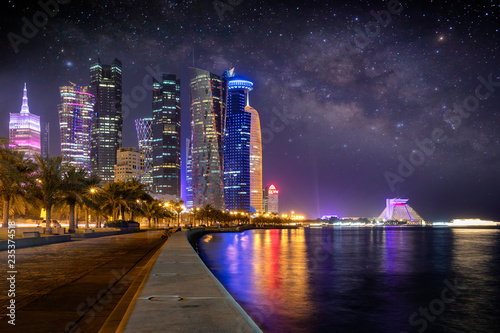 Die beleuchtete Doha City im Emirat Katar am Abend mit Sternenhimmel