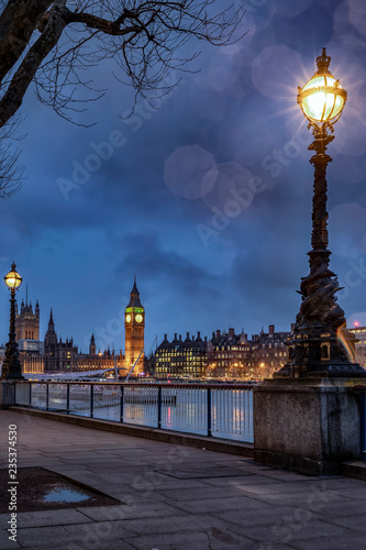 Der Big Ben an der Themse in London an einem Abend im Winter