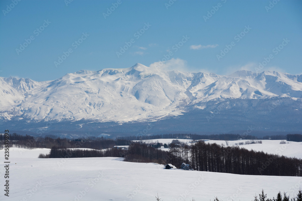 冬の火山の山頂と青空　十勝岳