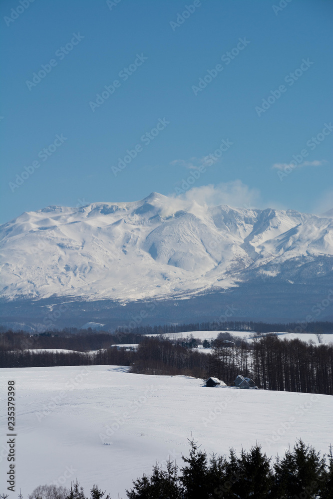 冬の火山の山頂と青空　十勝岳