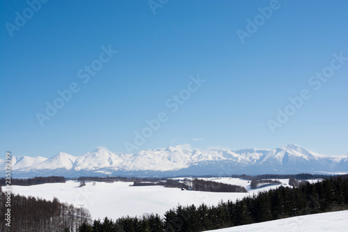 冬の連山と青空 十勝岳連峰