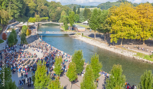 Fotografi Pèlerins devant la grotte de Lourdes