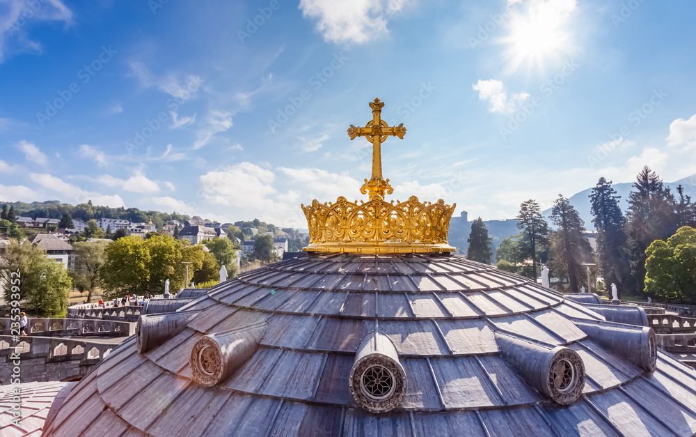Croix dorée au sommet du dôme de la basilique de Lourdes Stock Photo ...