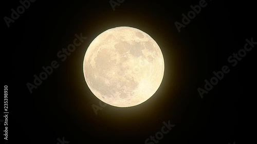 明るく輝く満月、薄雲懸かる、月イメージ素材