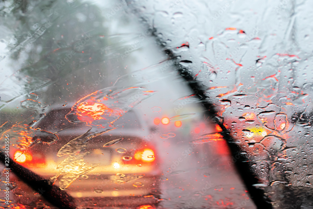 Foto Heavy rain, visibility is difficult